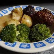 Gebraden gehaktbal met aardappels en groente